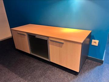 Kast beschikbaar voor biedingen
