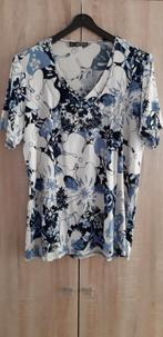 Blauw-wit bloesje met bloemen motief van Victor, Kleding | Dames, Maat 38/40 (M), Zo goed als nieuw, Korte mouw, Victor