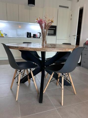 Table ronde en bois avec 4 chaises à vendre disponible aux enchères