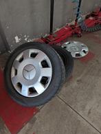 Banden in goede staat 16 inch met Mercedes wieldoppen, Auto-onderdelen, Ophalen, 16 inch, Band(en)