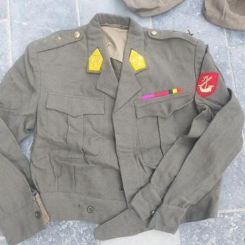 lot legerkledij jassen broeken en kepie beschikbaar voor biedingen