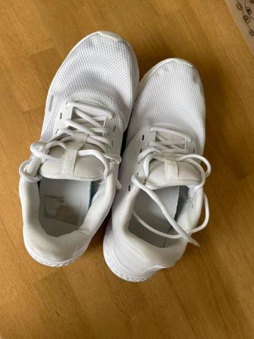 Moderne witte sportschoenen Nike en Adidas beschikbaar voor biedingen