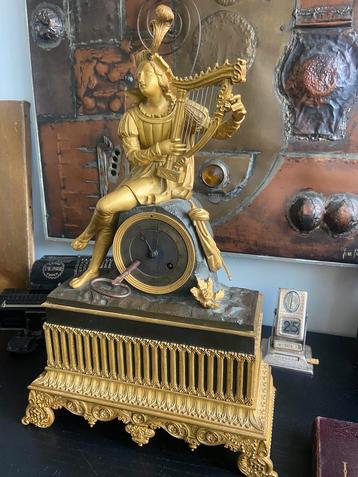 Antieke klok beschikbaar voor biedingen