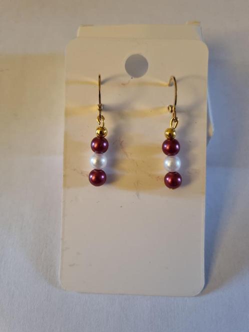 Oorbellen met bordeauxrode parels en witte parelmoer, Handtassen en Accessoires, Oorbellen, Nieuw, Hangers, Goud, Wit, Ophalen of Verzenden