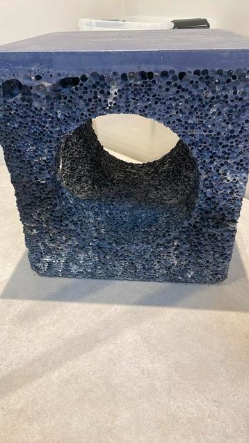 Michael Young bijzettafel of losstande sculptuur beschikbaar voor biedingen