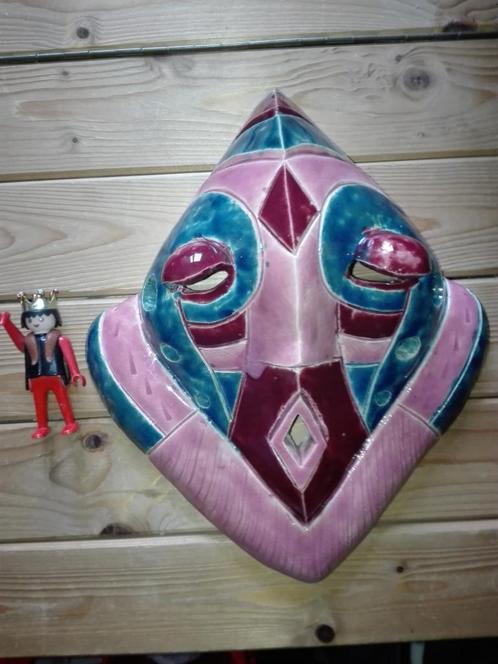 273) Een roze masker voor de zwartjes ( Kinshasa ), Antiek en Kunst, Kunst | Beelden en Houtsnijwerken, Ophalen of Verzenden