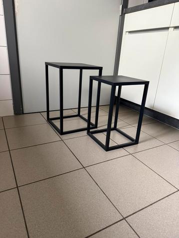 2 leuke bijzet tafeltjes . beschikbaar voor biedingen