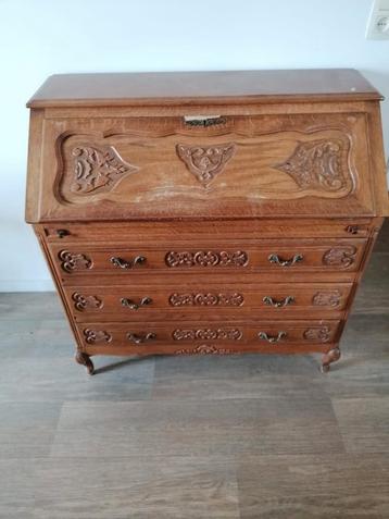 Antiek houten dressoir beschikbaar voor biedingen