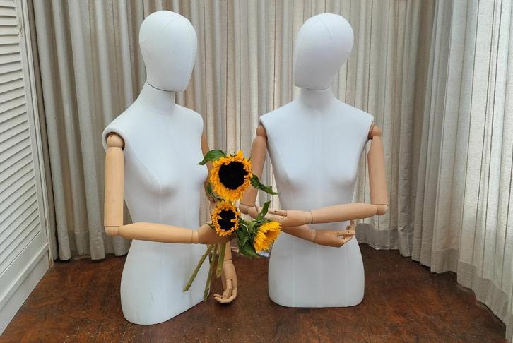 Paspop. Vrouwenbuste. Decoratie. De 2 mannequins = €80., Antiek en Kunst, Curiosa en Brocante, Ophalen