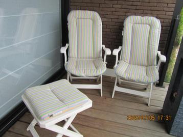 twee witte tuinstoelen met kussen en een voetbankje beschikbaar voor biedingen