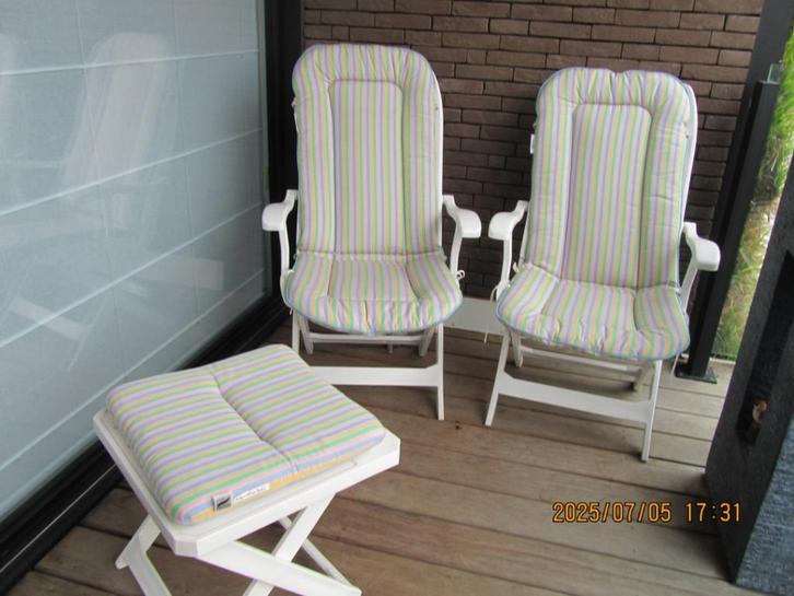 twee witte tuinstoelen met kussen en een voetbankje, Tuin en Terras, Tuinstoelen, Gebruikt, Inklapbaar, Verstelbaar, Ophalen