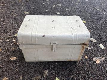 antieke metalen koffer beschikbaar voor biedingen