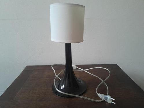 Zwarte tafellamp met witte cilindervormige kap, Huis en Inrichting, Lampen | Tafellampen, Zo goed als nieuw, Minder dan 50 cm