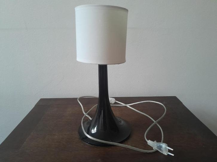 Zwarte tafellamp met witte cilindervormige kap, Huis en Inrichting, Lampen | Tafellampen, Zo goed als nieuw, Minder dan 50 cm