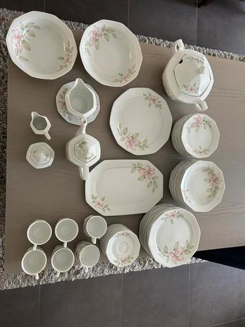 Porseleinen servies  beschikbaar voor biedingen