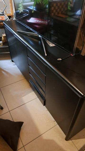 Buffet moderne disponible aux enchères