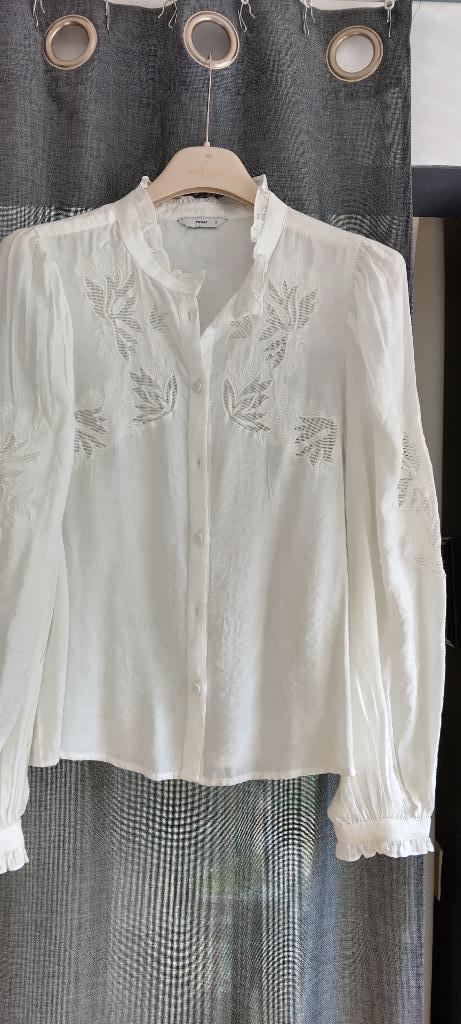 Wit bloesje Pigalle ,met kantwerk, Kleding | Dames, Blouses en Tunieken, Zo goed als nieuw, Maat 38/40 (M), Wit, Verzenden