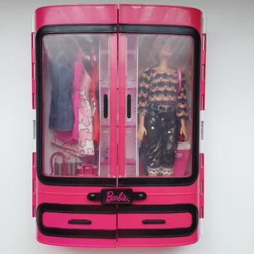 Barbie kleerkast + pop + vele accessoires beschikbaar voor biedingen