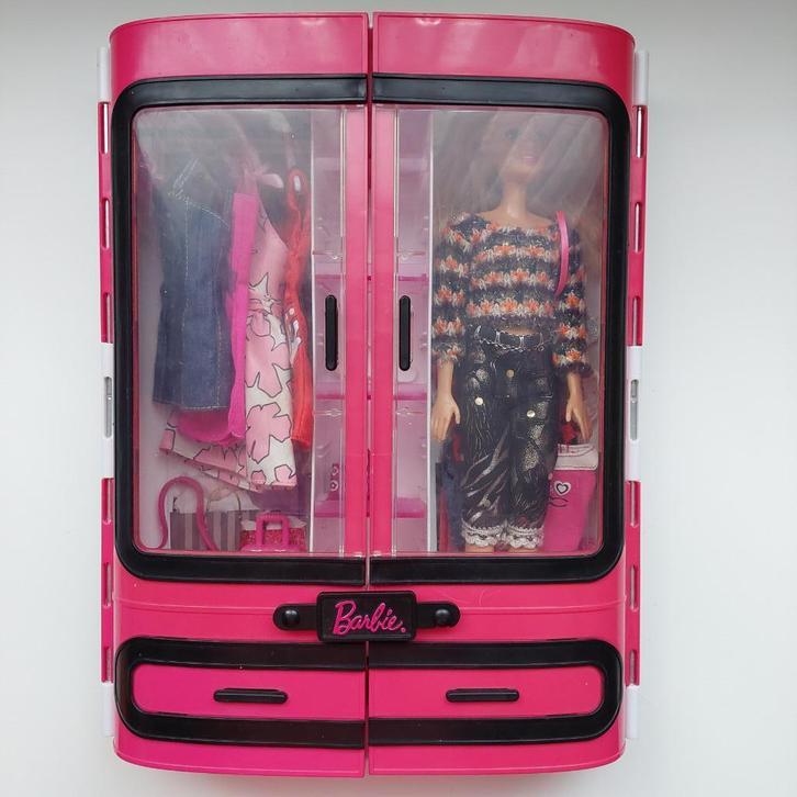 Barbie kleerkast + pop + vele accessoires, Kinderen en Baby's, Speelgoed | Poppen, Gebruikt, Barbie, Ophalen of Verzenden