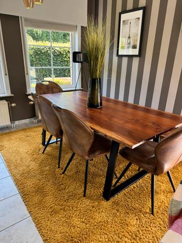 Eet tafel beschikbaar voor biedingen