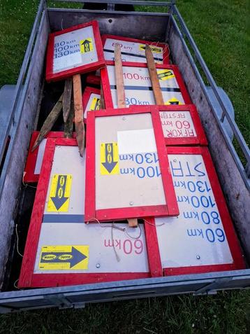 Houten bordjes beschikbaar voor biedingen
