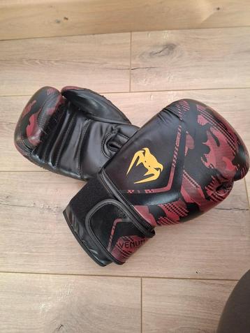Bokshandschoenen Venum 12oz beschikbaar voor biedingen