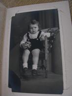 Photo de portrait vintage d'enfant fille dans le dossier d'o, Collections, Photos & Gravures, Comme neuf, Photo, Enfant, 1940 à 1960