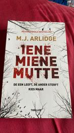 M.J. Arlidge - Iene miene mutte, Ophalen of Verzenden, Zo goed als nieuw, M.J. Arlidge