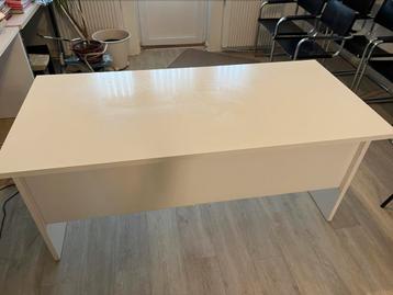 Grand bureau en bois blanc beschikbaar voor biedingen