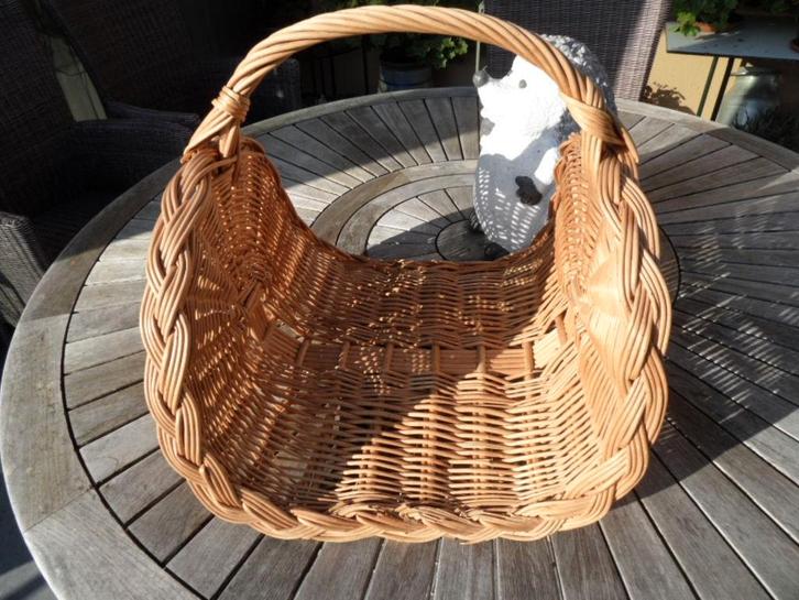 Te koop een rieten mand, Huis en Inrichting, Woonaccessoires | Schalen en Manden, Zo goed als nieuw, Mand, Ovaal, Riet, Ophalen