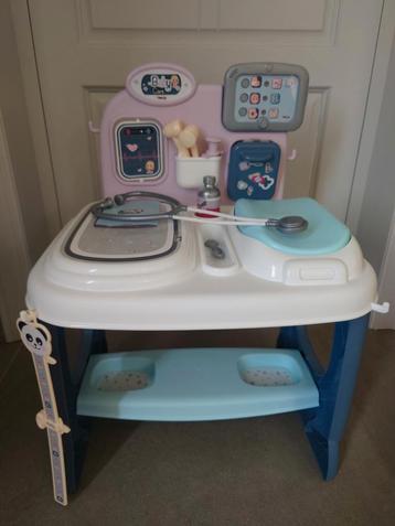 Smoby table à langer avec bébé et accessoires 