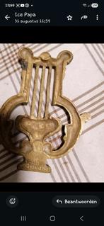 Muziekembleem, Ophalen