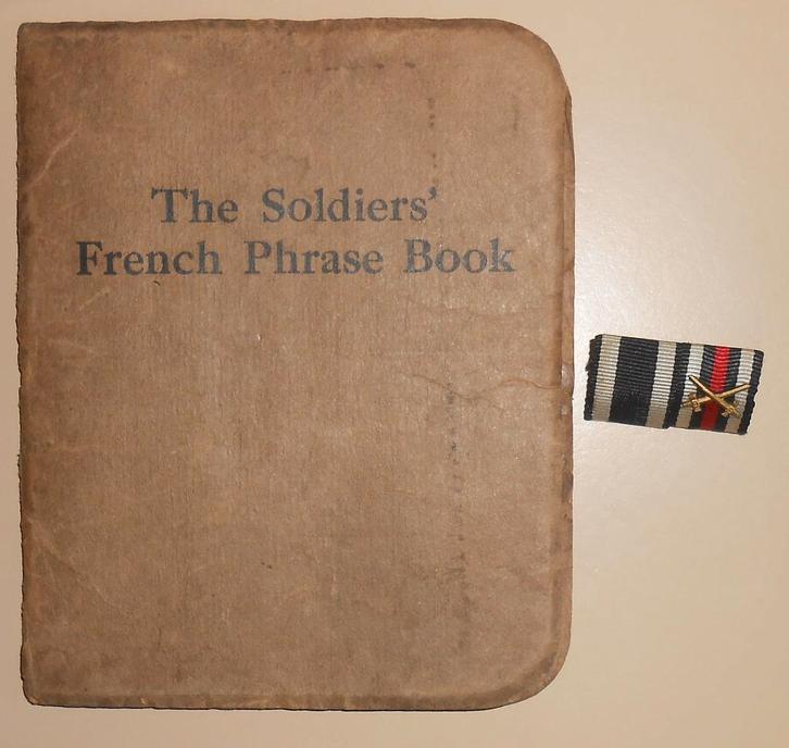 WW1 US Army French Phrase book & Duitse Ribbon bar eretekens, Verzamelen, Militaria | Algemeen, Landmacht, Overige typen, Ophalen of Verzenden