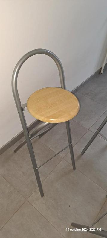  3 chaises de bar pliable 74 cm de haut disponible aux enchères