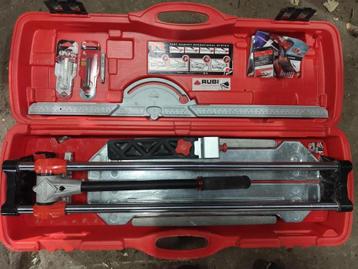 Tegelsnijder beschikbaar voor biedingen