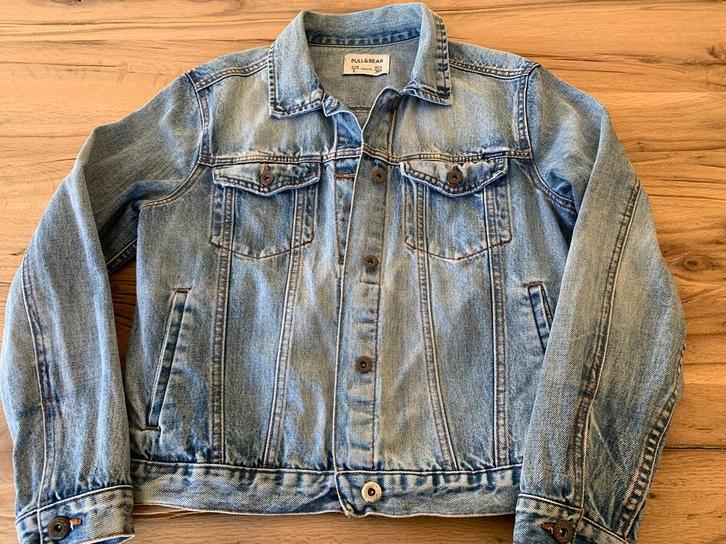Jeansjasje denim in maat medium van pull & bear, Kleding | Dames, Truien en Vesten, Zo goed als nieuw, Maat 38/40 (M), Blauw, Ophalen of Verzenden