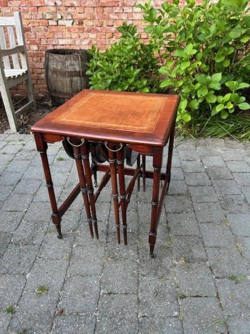 Nesttafels met leren bovenblad, Antiek en Kunst, Antiek | Meubels | Tafels, Ophalen