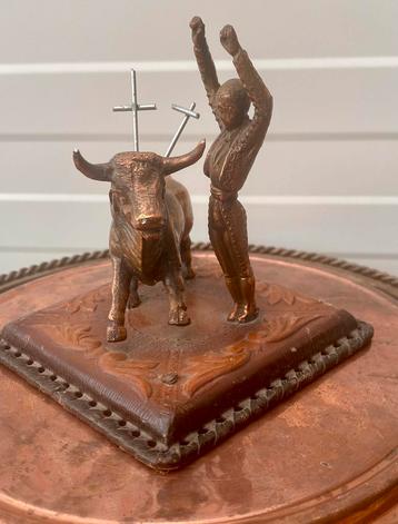 Matador en stier beschikbaar voor biedingen