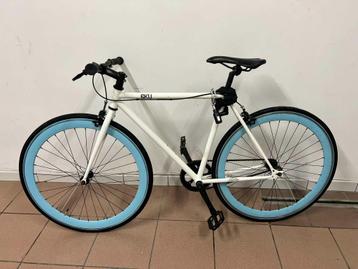 Moderne Fiets met brede velgen beschikbaar voor biedingen
