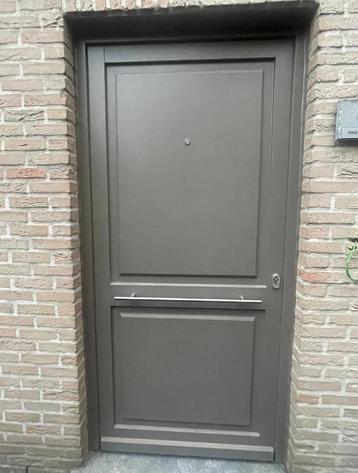 Voordeur beschikbaar voor biedingen