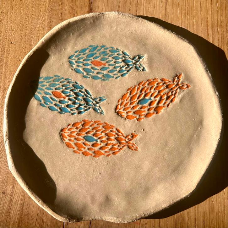 Handgemaakte Keramieken Borden – Vissendesign (Set van 2), Huis en Inrichting, Woonaccessoires | Schalen en Manden, Nieuw, Rond