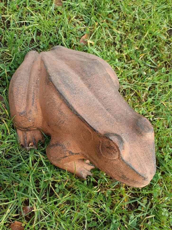 GROTE KIKKER IN GIETIJZER MET BRUINE PATINA, Tuin en Terras, Tuinbeelden, Zo goed als nieuw, Dierenbeeld, Overige materialen, Ophalen of Verzenden