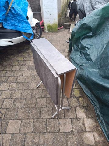 Tafel en twee keeukenstoelen beschikbaar voor biedingen