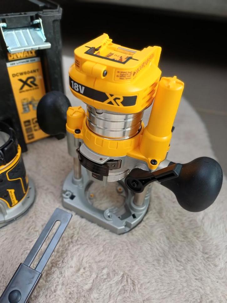 DeWALT DCW604NT-XJ freesmachine (body), Doe-het-zelf en Bouw, Gereedschap | Freesmachines, Accu, Ophalen of Verzenden