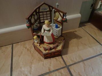 Enesco muziekdoosje : vrouwtje bakt koekjes beschikbaar voor biedingen