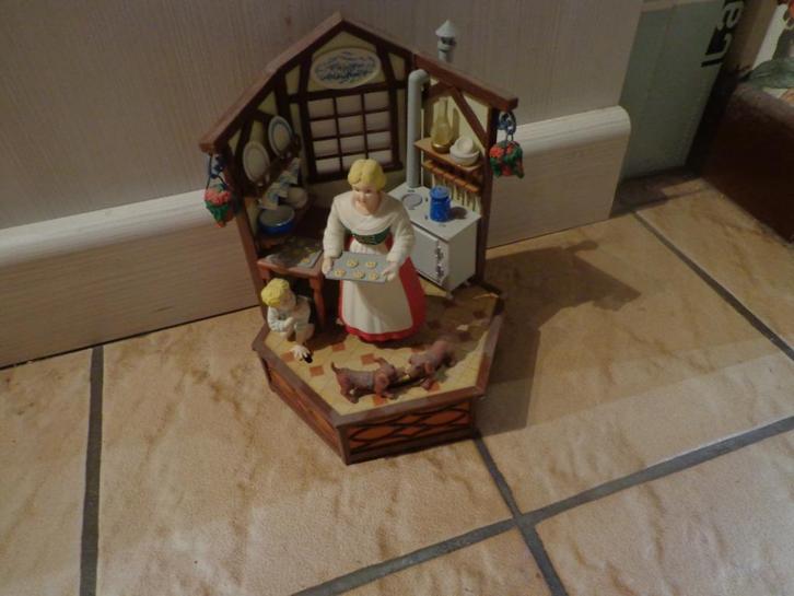 Enesco muziekdoosje : vrouwtje bakt koekjes, Antiek en Kunst, Curiosa en Brocante, Ophalen of Verzenden