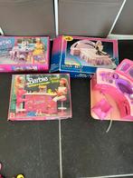 Barbie items: eetkamer, slaapkamer, sporttaverne en kapsalon, Ophalen of Verzenden