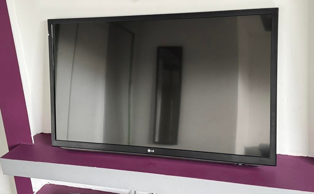 LG smart LED TV full HD + ISY IWB 3300 TV muurbeugel, Ophalen, Zo goed als nieuw