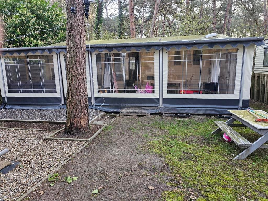 Stacaravan met voortent