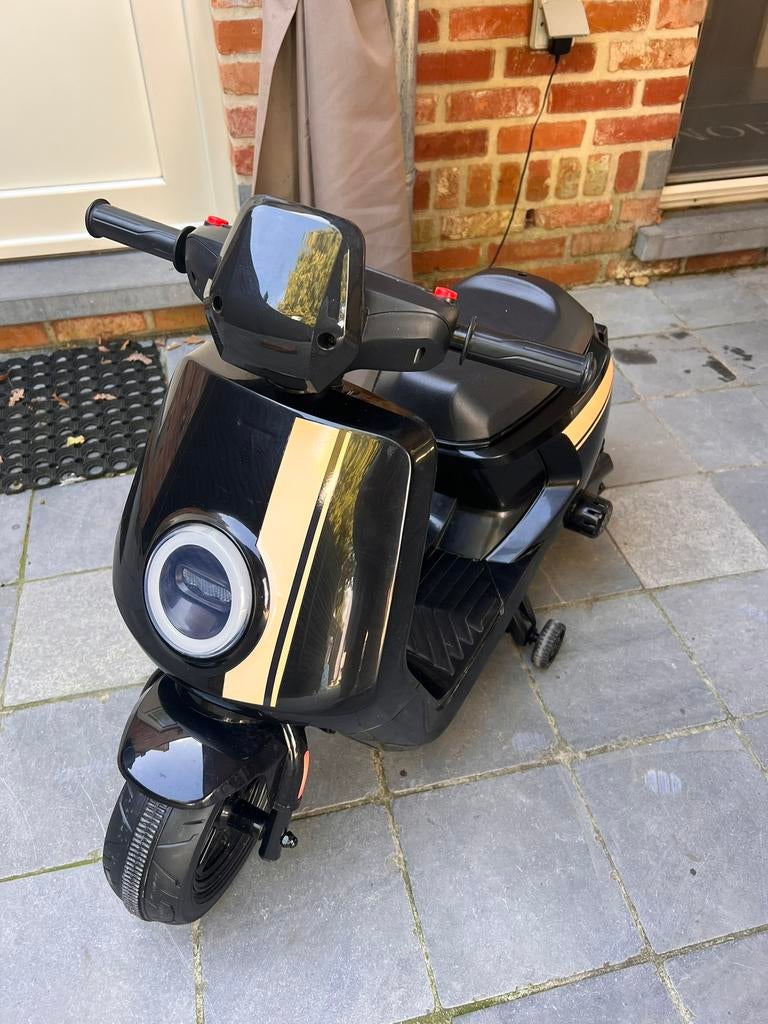 Elektrische kinder vespa, Ophalen, Zo goed als nieuw